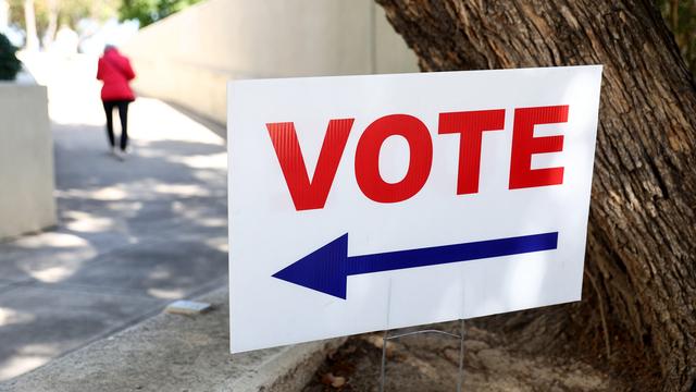 Un panneau "Vote" devant le bureau d'enregistrement des électeurs de l'Orange County, moins de deux semaines avant les élections de mi-mandat du 8 novembre 2022. [AFP - Mario Tama / Getty Images]