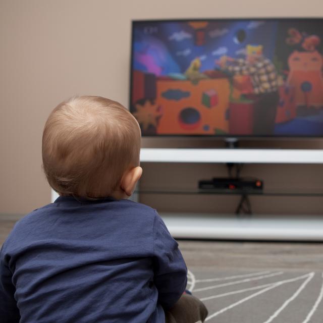 Bébé qui regarde la tv. [Depositphotos - Rajen1980]