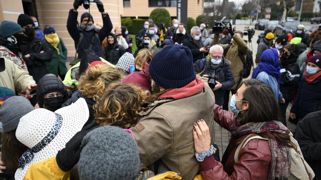 Des zadistes célèbrent leurs acquitements lors des verdicts des premiers procès des activistes de la ZAD du Mormont, ce lundi 24 janvier 2022 devant le Tribunal d'arrondissement de La Côte à Nyon. [Keystone - Laurent Gillieron]