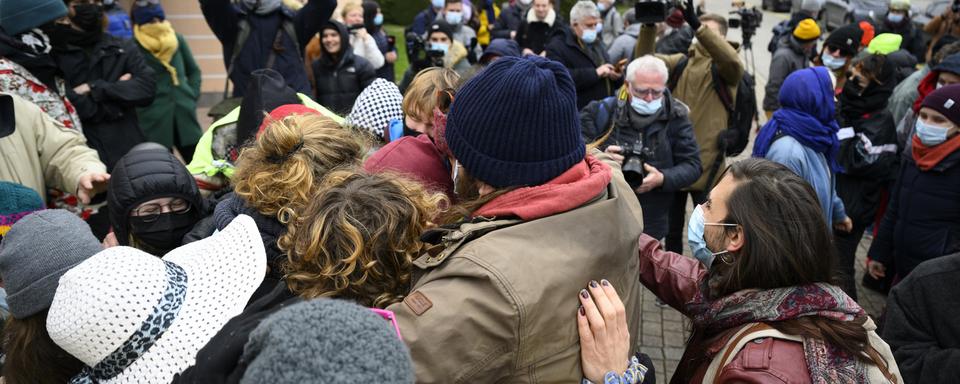 Des zadistes célèbrent leurs acquitements lors des verdicts des premiers procès des activistes de la ZAD du Mormont, ce lundi 24 janvier 2022 devant le Tribunal d'arrondissement de La Côte à Nyon. [Keystone - Laurent Gillieron]