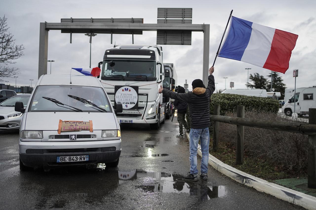 Les "convois de la liberté" aux portes de Paris, le vendredi 11 février 2022. [Keystone - Laurent Cipriani]