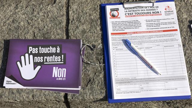 Le comité référendaire "Pas touche à nos rentes" a déposé 124’337 signatures contre la réforme de l'AVS. [Keystone - Salvatore Di Nolfi]