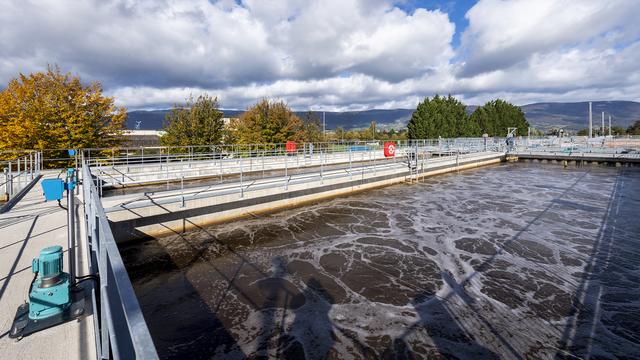 Des bassins de traitement des eaux usées à la STEP d'Yverdon-les-Bains. [Keystone - Jean-Christophe Bott]