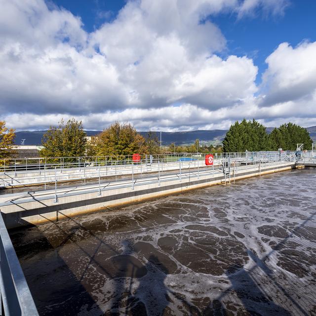 Des bassins de traitement des eaux usées à la STEP d'Yverdon-les-Bains. [Keystone - Jean-Christophe Bott]