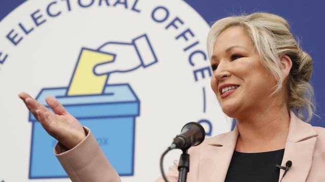 La candidate du parti nationaliste Sinn Fein Michelle O'Neill après l'annonce des premières tendances des élections en Irlande du Nord. [Keystone - Peter Morrison]