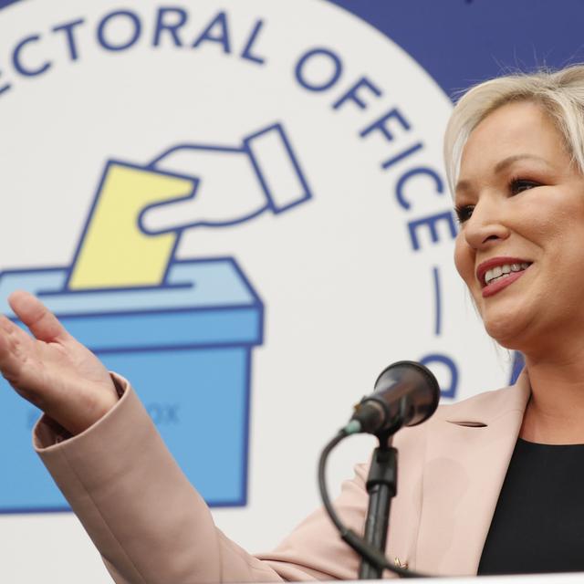 La candidate du parti nationaliste Sinn Fein Michelle O'Neill après l'annonce des premières tendances des élections en Irlande du Nord. [Keystone - Peter Morrison]