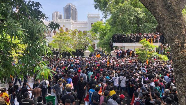 Une foule de manifestants en colère s'est massée devant le bureau de premier ministre Ranil Wickremesinghe, nommé président par intérim après la fuite du président contesté Gotabaya Rajapaksa. [Reuters - Adnan Abidi]