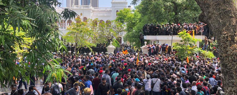 Une foule de manifestants en colère s'est massée devant le bureau de premier ministre Ranil Wickremesinghe, nommé président par intérim après la fuite du président contesté Gotabaya Rajapaksa. [Reuters - Adnan Abidi]