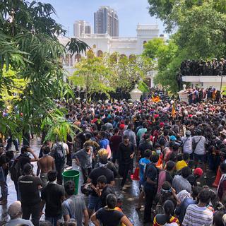 Une foule de manifestants en colère s'est massée devant le bureau de premier ministre Ranil Wickremesinghe, nommé président par intérim après la fuite du président contesté Gotabaya Rajapaksa. [Reuters - Adnan Abidi]