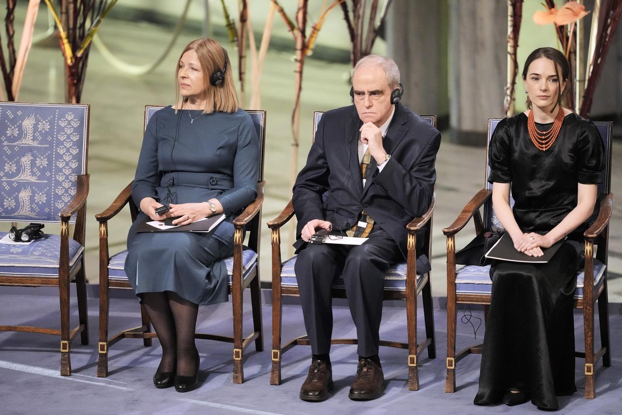 Les lauréats du Nobel de la paix 2022, de gauche à droite: Natalia Pintchouk (l'épouse d'Ales Beliatski), Ian Ratchinski (le président de l'ONG russe Memorial) et Oleksandra Matviïtchouk (la cheffe du Centre ukrainien pour les libertés civiles). [Keystone - AP Photo/ Markus Schreiber]