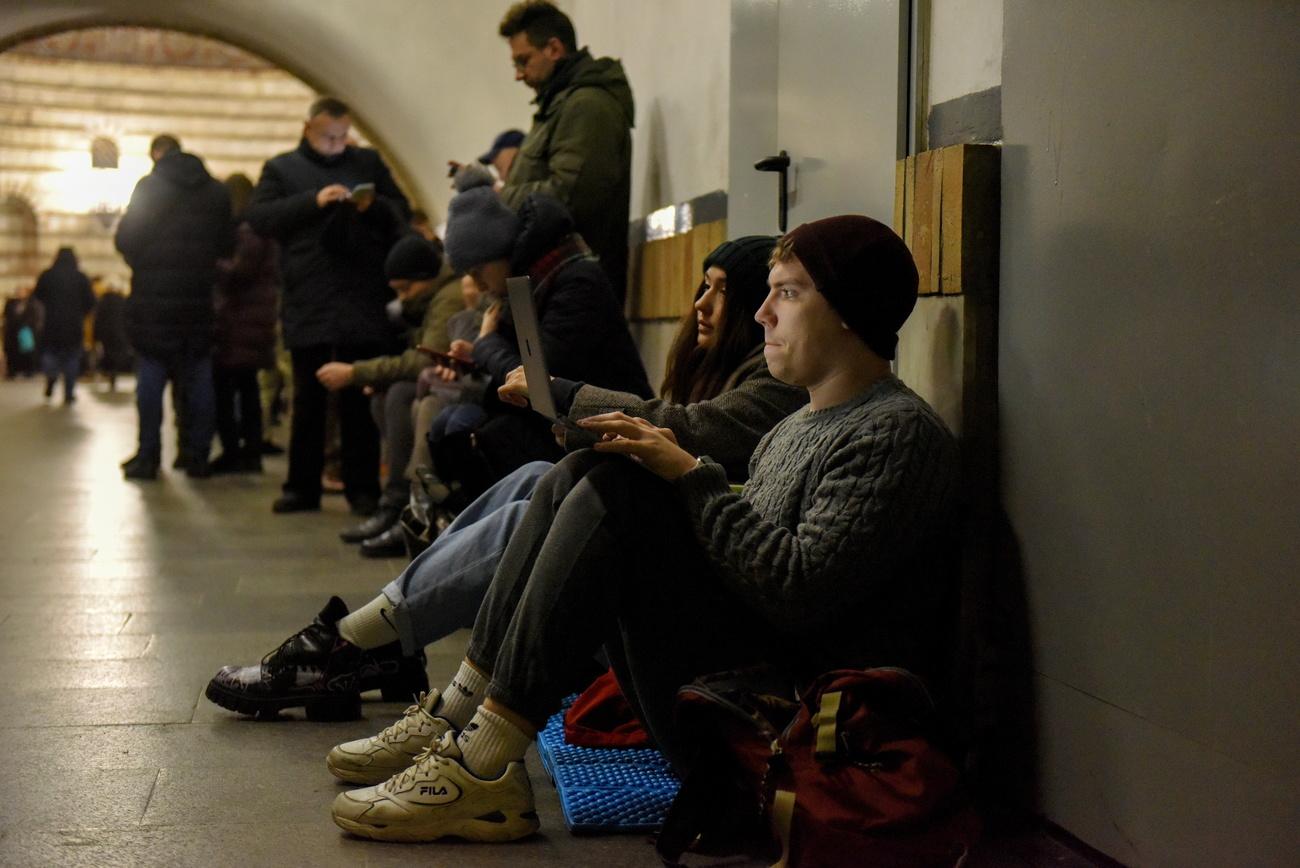 Des habitants de Kiev se réfugient dans le métro lors d'une attaque aérienne russe, le 13 décembre 2022. [EPA/Keystone - Oleg Petrasyuk]