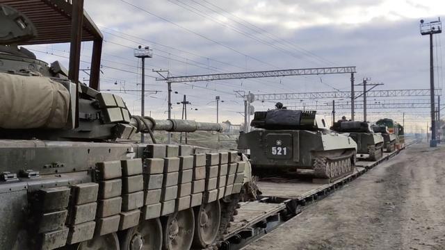 Une vidéo publiée par le ministère russe de la Défense montre des chars russes chargés sur un train pour quitter la péninsule de Crimée. [Keystone/EPA - Service de presse du ministère russe de la Défense]