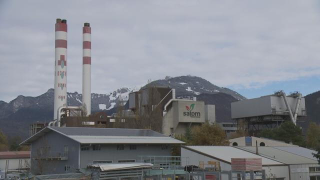 Les cheminées de la Satom ne crachent plus leur fumée après l'incendie qui a interrompu l'activité de l'usine d'incinération des déchets. [RTS]