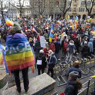 Des manifestants prennent part à une manifestation nationale contre l'invasion russe en Ukraine à Berne, en Suisse, samedi 2 avril 2022. [KEYSTONE - Peter Klaunzer]