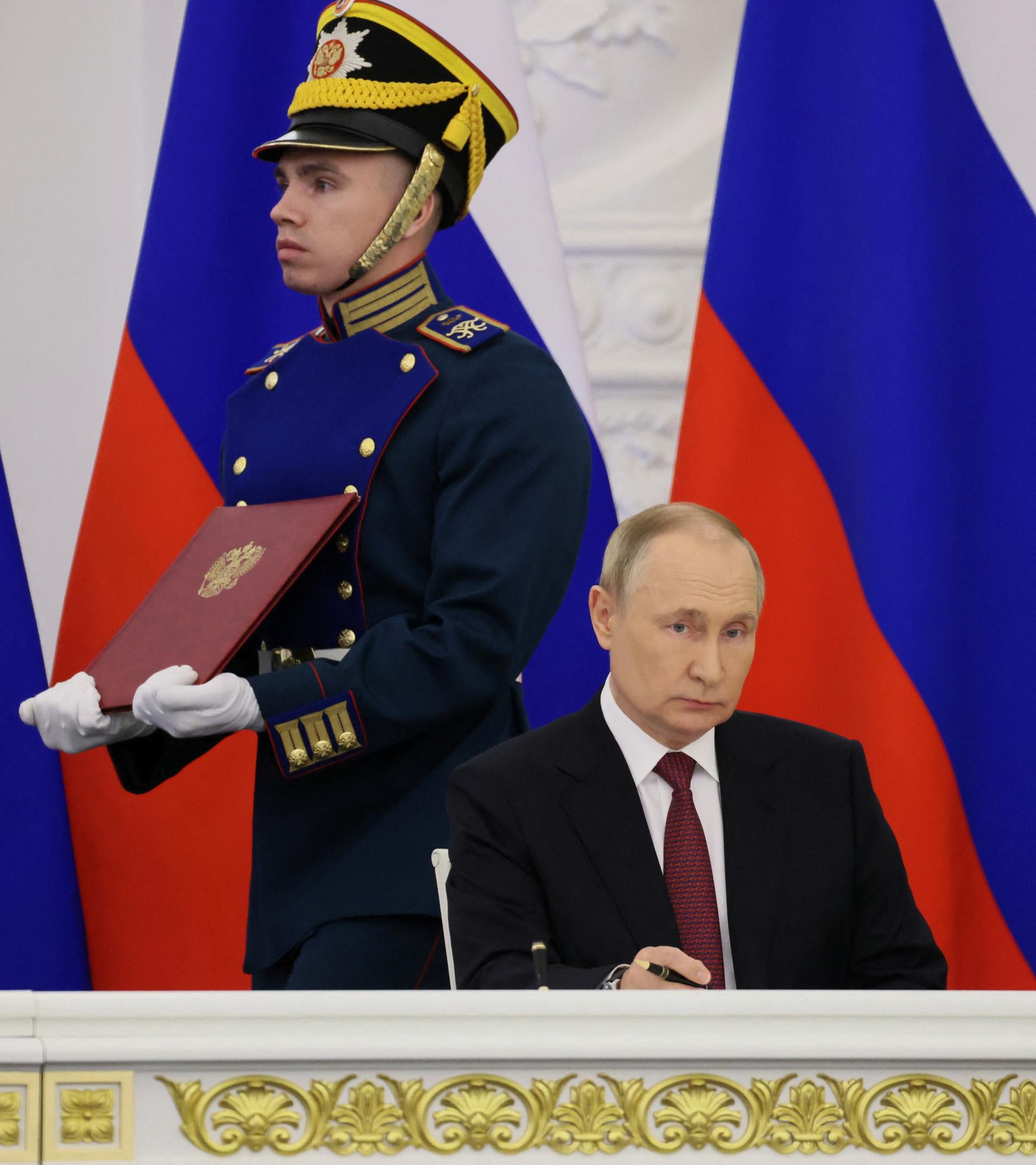 Vladimir Poutine signe le décret d'annexion de quatre régions d'Ukraine. [Sputnik/reurs - Mikhail Metzel]