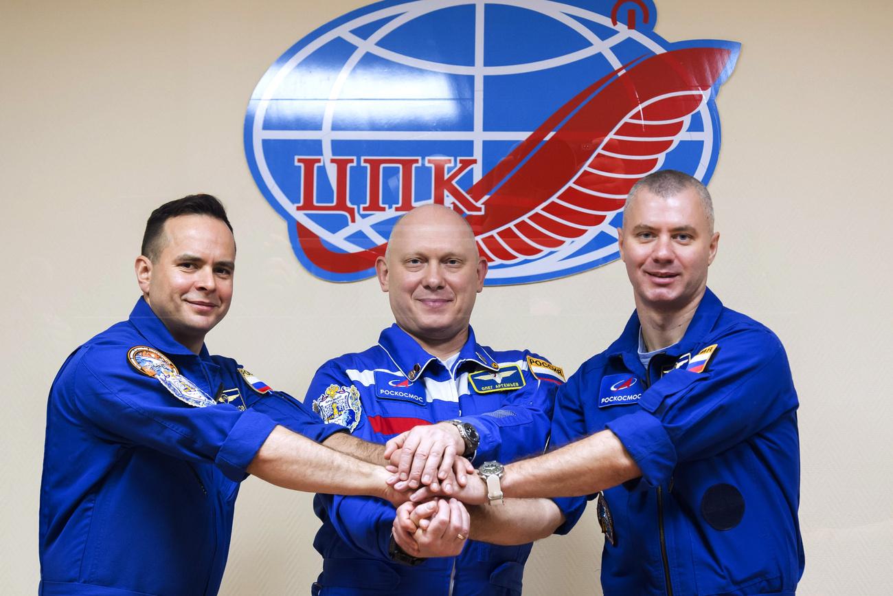 Les trois cosmonautes, de gauche à droite: Denis Matviev, le commandant Oleg Artemiev et Sergueï Korsakov. [Keystone - Irina Spektor]