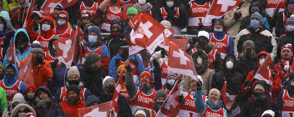 Dimanche 9 janvier: des fans dans l'aire d'arrivée du slalom d'Adelboden. [Keystone/AP Photo - Giovanni Maria Pizzato]