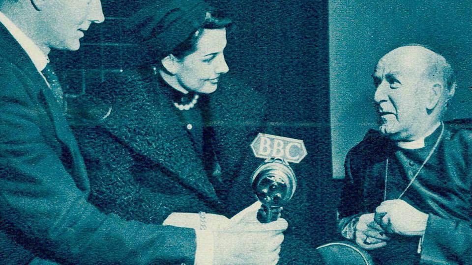 Le 15 mars 1953, l'archevêque de Cantorbéry accorde à la correspondante de Radio-Lausanne Paule Déglon un entretien à propos du prochain couronnement de la reine Elizabeth II. [DR - Le Radio Télévision du 27 mars 1953, no 13.]