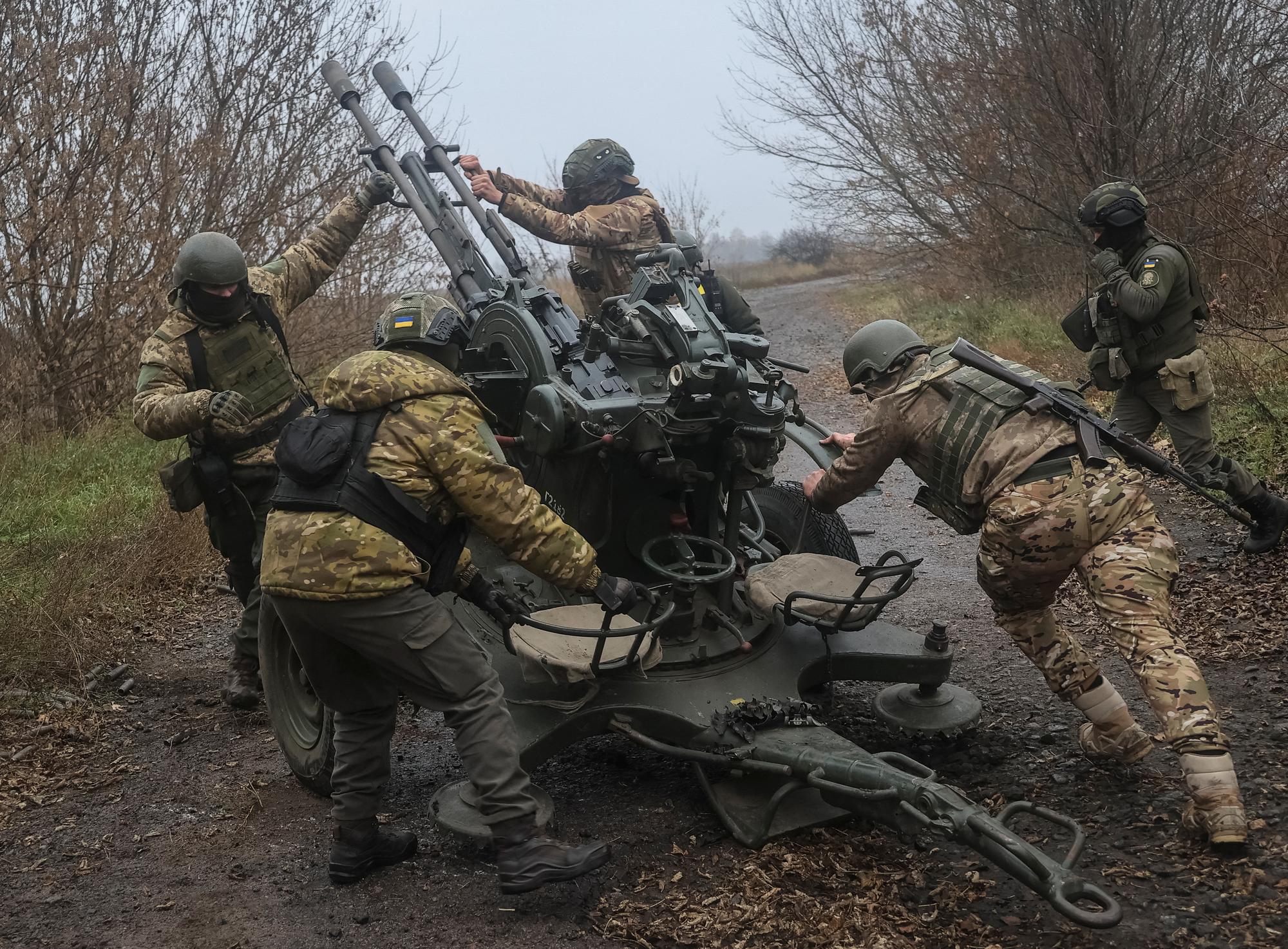 Des soldats ukrainiens installent un canon anti-aérien ZU-23-2 dans la région de Kharkiv, le 11 novembre. [Reuters - Stringer]