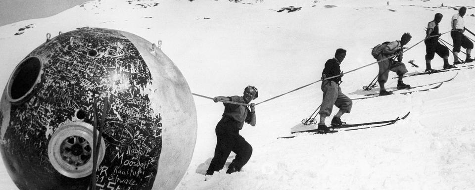 Récupération sur le glacier du Gurgl de la nacelle du ballon stratosphérique d'Auguste Piccard en 1932. [Keystone/AP Photo]