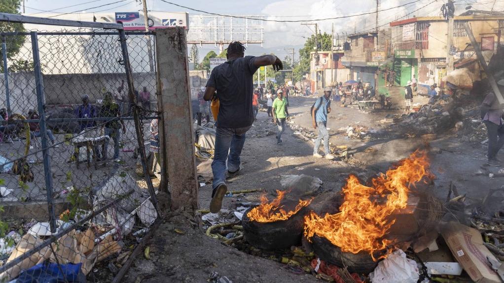 Des manifestants protestent pour demander la démission du Premier ministre Ariel Henry, dans le quartier de Pétion-Ville à Port-au-Prince, en Haïti, le 3 octobre 2022. [AFP - Richard Pierrin]
