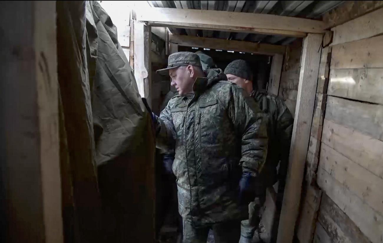 Le ministre de la Défense russe Sergueï Choïgou inspecte des positions russes en Ukraine. [EPA/RUSSIAN DEFENCE MINISTRY PRESS SERVICE HANDOUT - RUSSIAN DEFENCE MINISTRY PRESS S]