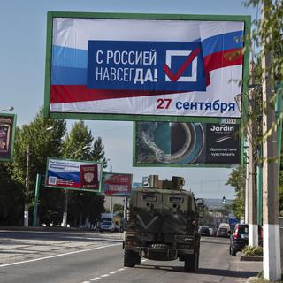 Un panneau avec l'inscription "Avec la Russie pour toujours" installé avant la tenue du référendum d'annexion à Lougansk. [Keystone - AP Photo]