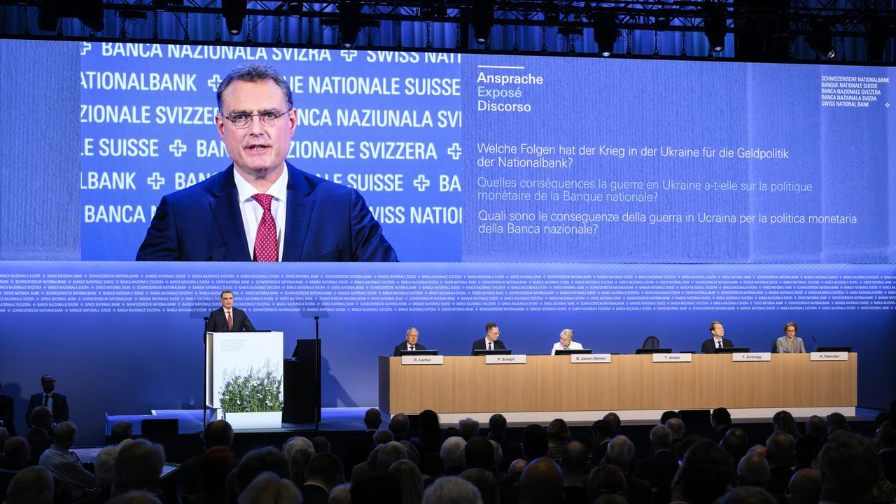 Thomas Jordan, président de la Banque nationale suisse, lors de l'assemblée générale des actionnaires le 29 avril 2022 à Berne. [Keystone - Anthony Anex]