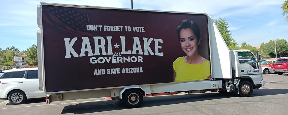 Une publicité pour Kari Lake, candidate républicaine au poste de gouverneur d'Arizona. [RTS - Anouk Henry]