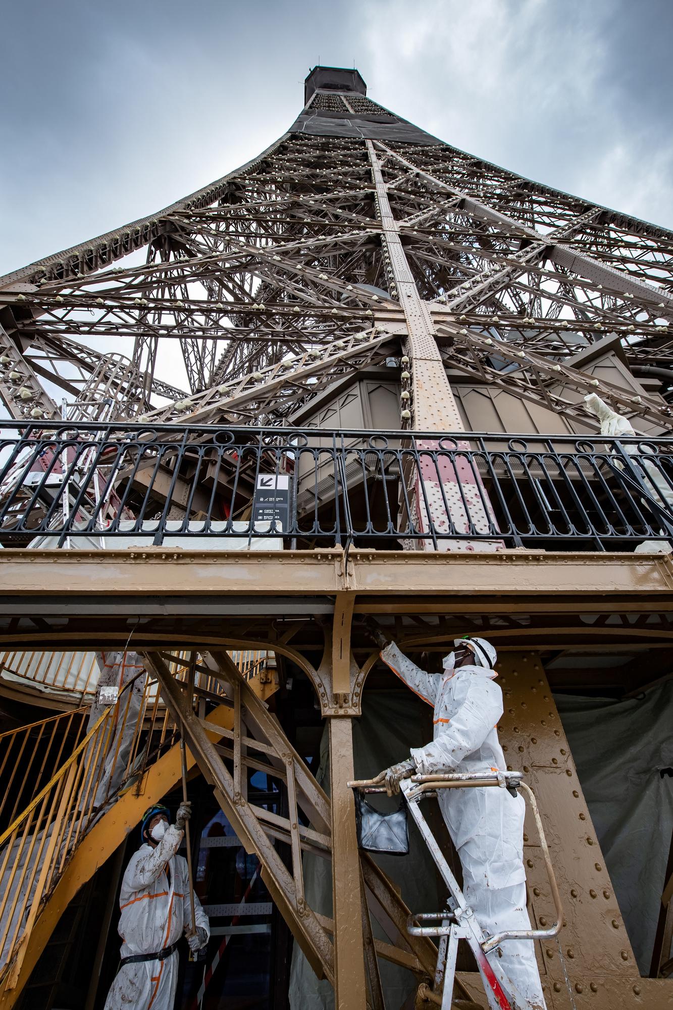 Des ouvriers travaillant pour la 20e campagne de peinture de la Tour Eiffel, en juin 2020. [AFP - BERTRAND GUAY]