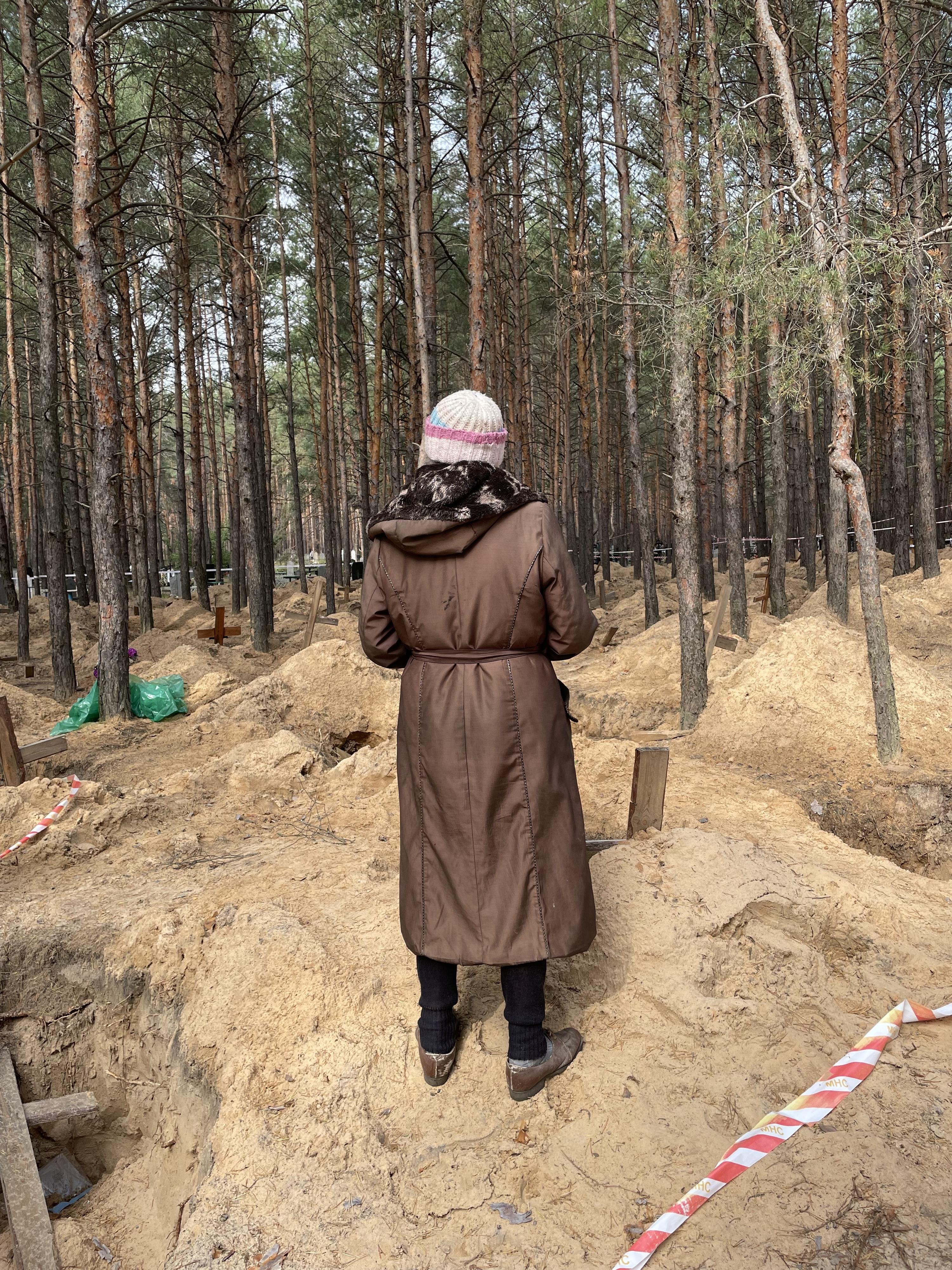 Une femme recherche la tombe de sa soeur dans la forêt d'Izioum, en Ukraine. Photo prise le 26 septembre 2022 [RTS - Annabelle Durand]