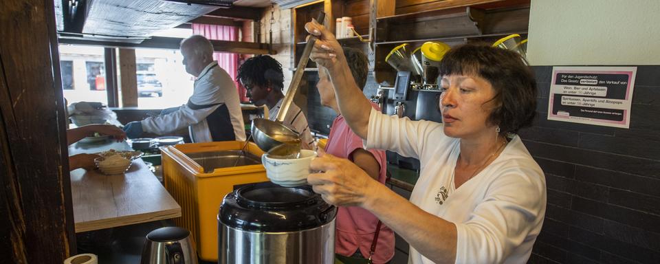 Les réfugiés ukrainiens boostent les secteurs de l'hôtellerie et de la restauration en Suisse. [Keystone - Urs Flueeler]