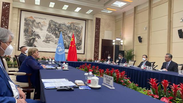 Michelle Bachelet en compagnie du chef de la diplomatie chinoise à Guangzhou, 23.05.2022. [OHCHR/EPA/Keystone]