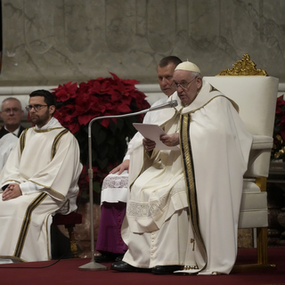 Le pape François lors de la messe de la veille de Noël à la basilique St-Pierre à Rome, 24.12.2022. [AP/Keystone - Gregorio Borgia]