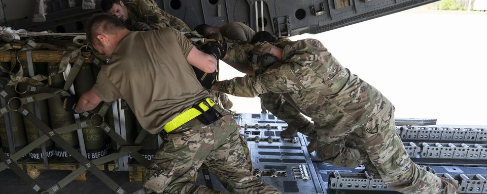 Du matériel militaire est chargé dans un avion-cargo C-17 en vue de leur transport vers l'Ukraine, le vendredi 29 avril 2022, sur la base aérienne de Dover, dans l'État de New York. [Keystone - AP Photo/Alex Brandon]