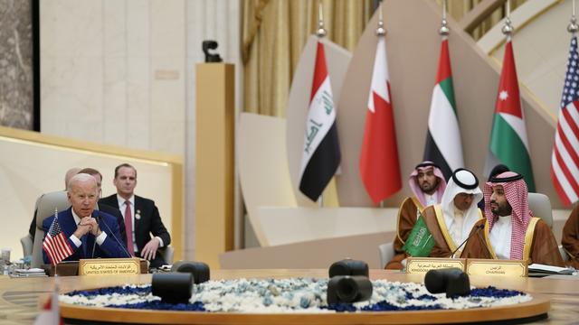 Joe Biden et le prince héritier Mohamed ben Salmane lors du sommet à Jeddah. [Keystone - Evan Vucci]