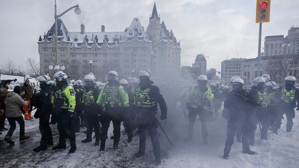 La police faisait toujours face aux manifestants samedi 19.02.2022 à Ottawa. [The Canadian Press/AP - Cole Burston]