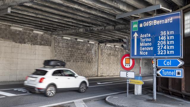 Un véhicule dans la galerie du tunnel du Grand-Saint-Bernard, qui relie la Suisse à l'Italie, en avril 2021. [Keystone - Laurent Darbellay]