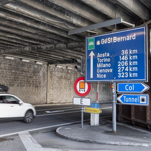 Un véhicule dans la galerie du tunnel du Grand-Saint-Bernard, qui relie la Suisse à l'Italie, en avril 2021. [Keystone - Laurent Darbellay]