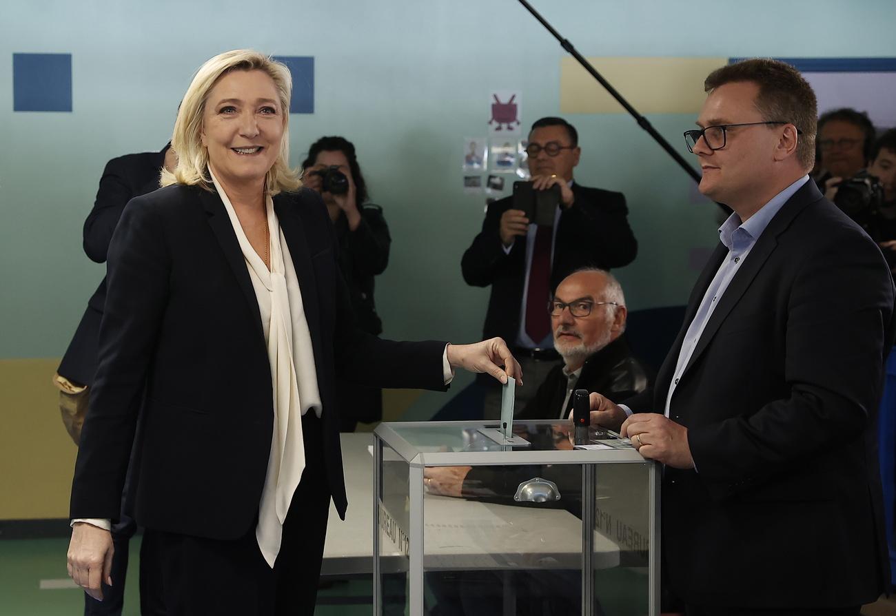 Marine Le Pen a voté dimanche à Henin-Beaumont (Pas-de-Calais). [Keystone/EPA - Ian Langsdon]