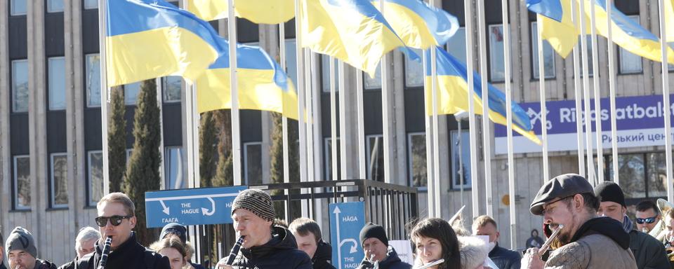 Une manifestation en soutient à l'Ukraine en Lettonie. [Keystone - EPA/Toms Kalnins]