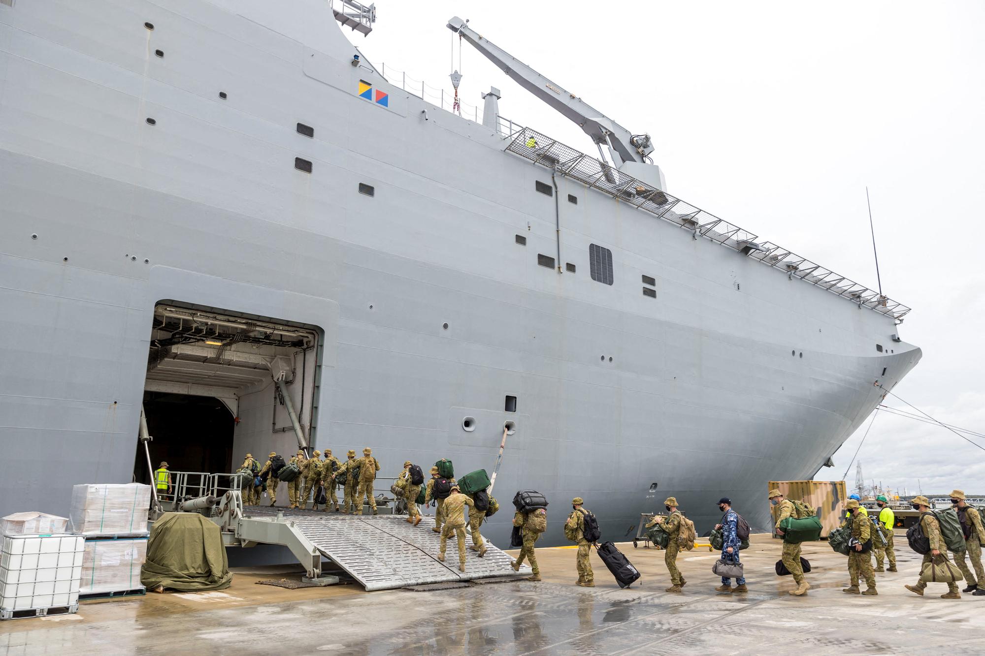 L'équipage de l'HMAS Adelaide embarque dans le port de Brisbane, le 20 janvier 2022. [REUTERS - Australian Department Of Defence/Handout]