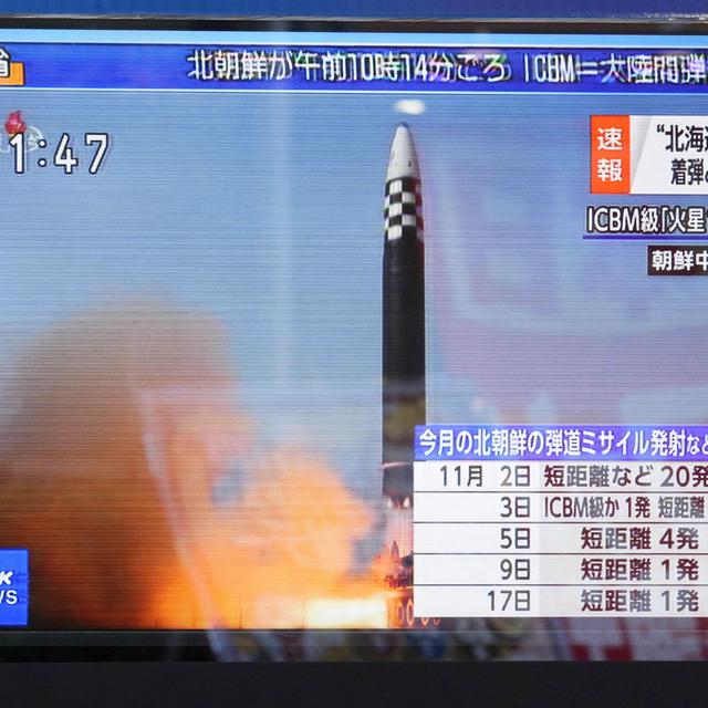 A Tokyo, un homme regarde des images de télévision d'un missile nord-coréen, le 18 novembre 2022 [Kyodo via REUTERS - Heo Ran]