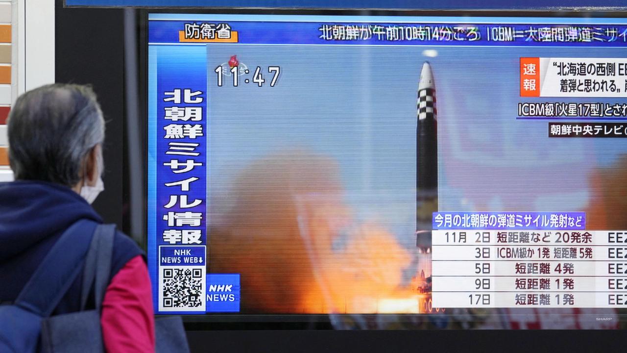 A Tokyo, un homme regarde des images de télévision d'un missile nord-coréen, le 18 novembre 2022 [Kyodo via REUTERS - Heo Ran]