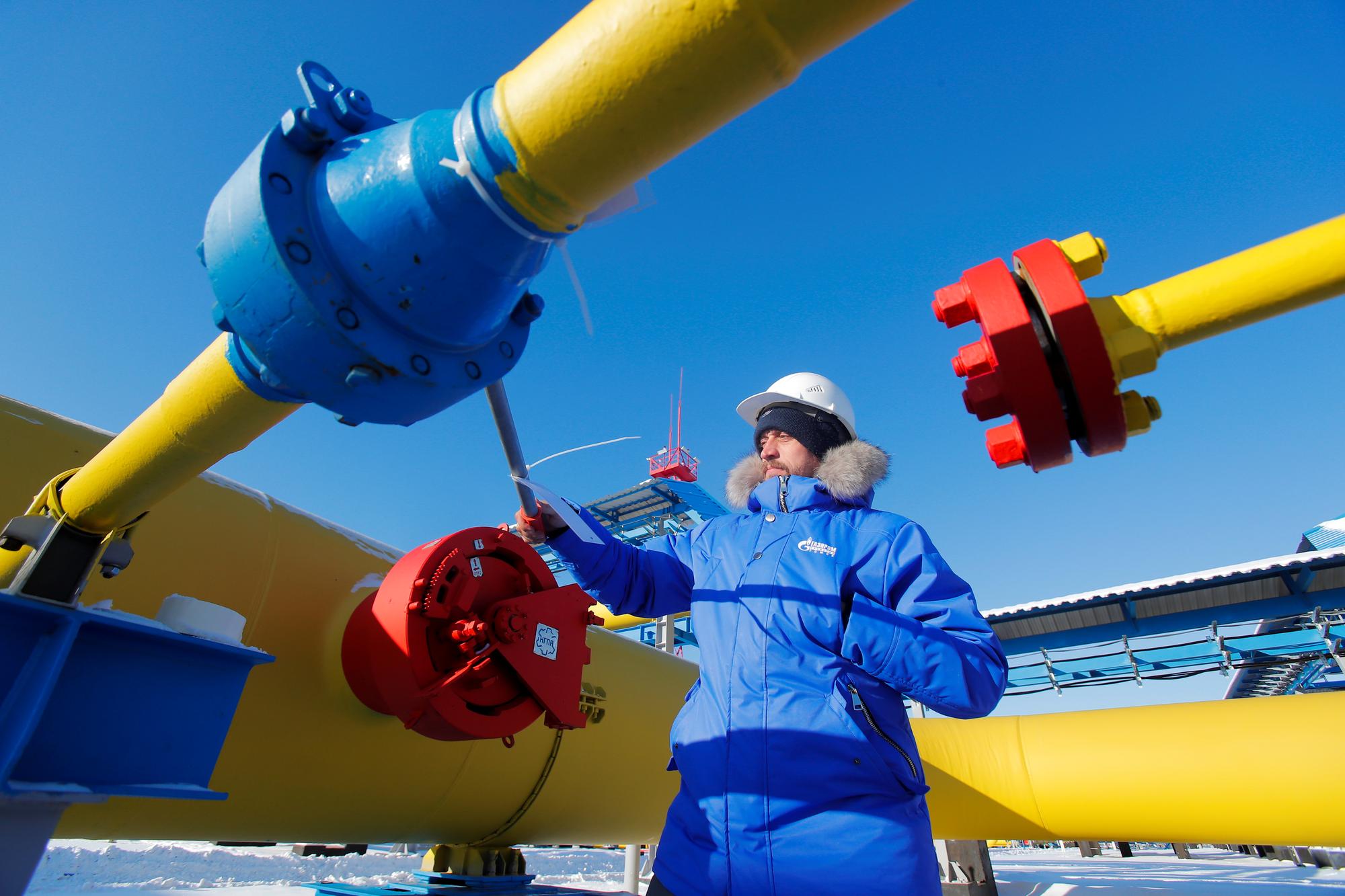 Un employé vérifie une vanne de gaz à la station de compression Atamanskaya, qui fait partie du gazoduc Power Of Siberia de Gazprom à l'extérieur de la ville extrême-orientale de Svobodny. [reuters - Maxim Shemetov]