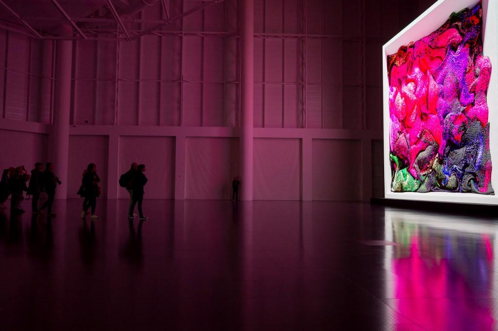 Comme dans un songe... "Machine Hallucination. Rêve de nature", une œuvre numérique de l'artiste turc Refik Anadol. Musée Pompidou-Metz, du 11 juin au 29 août 2022. [AFP - Jean-Christope Verhaegen]