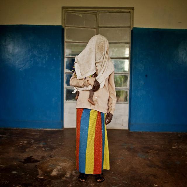 Femme victime d'une campagne de viols collectifs dans la ville de Fizi, en République démocratique du Congo (RDC), photographiée en février 2011. Son identité est dissimulée pour des raisons de sécurité et parce que le viol est fortement stigmatisé par la société. Elle fait partie de la cinquantaine de femmes violées par des soldats congolais en janvier 2011. Onze d'entre eux sont jugés par un tribunal militaire devant lequel ils doivent répondre des accusations de crimes contre l'humanité et de viols. Ces viols systématiques sont utilisés depuis longtemps comme arme de guerre dans l'est de la RDC. [AP Photo/Keystone - Pete Muller]