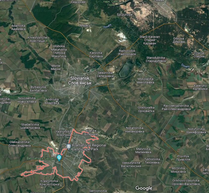 Située à une quinzaine de kilomètres de Sloviansk, la ville de Kramatorsk est depuis le 11 octobre 2014 la capitale de facto de l'oblast de Donetsk, accueillant le siège de son administration régionale et son gouverneur. [RTS - Google map]
