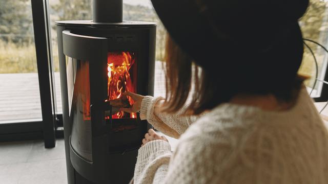 Le cumul des hausses du prix des énergies va conduire à une consommation importante de bois de chauffage en cette saison froide (2022). [Depositphotos - Sonyachny]