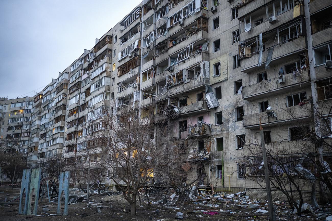Un immeuble endommagé par un bombardement à Kiev. [Keystone - AP Photo/Emilio Morenatti]